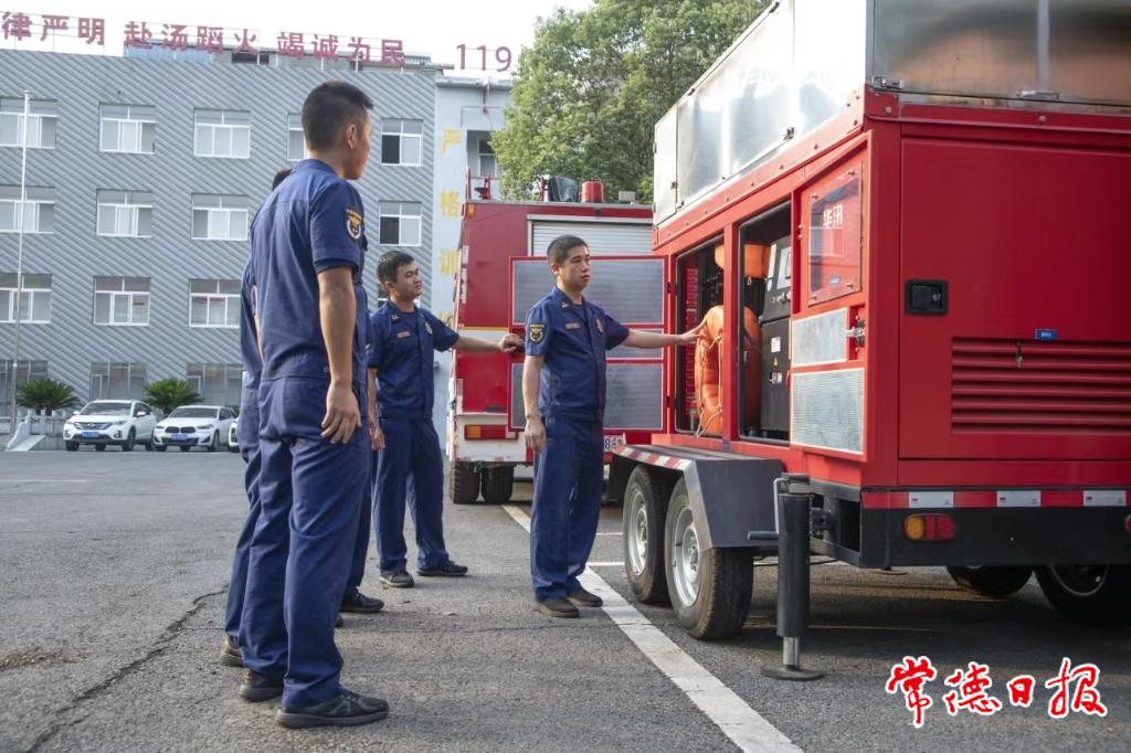 大隊主官查看排澇拖車上關(guān)鍵設(shè)備的運(yùn)行狀況.jpg